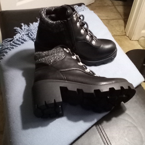 Universal Thread - Picture 4 of 4